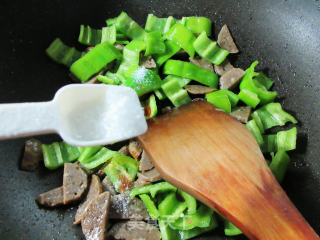 牛肉丸炒青椒的做法步骤：6