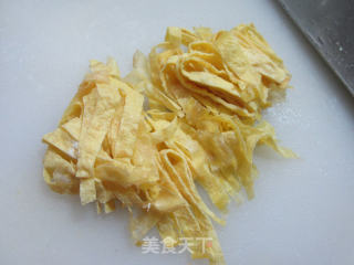 胡萝卜丝蛋皮拌菠菜的做法步骤：2