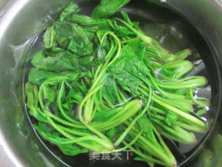 胡萝卜丝蛋皮拌菠菜的做法步骤：4