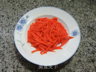 胡萝卜丝蛋皮拌菠菜的做法步骤：6