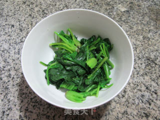 胡萝卜丝蛋皮拌菠菜的做法步骤：8