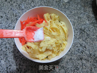 胡萝卜丝蛋皮拌菠菜的做法步骤：10