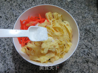 胡萝卜丝蛋皮拌菠菜的做法步骤：11