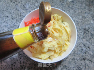 胡萝卜丝蛋皮拌菠菜的做法步骤：12