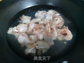 黄焖鸡的做法步骤：1