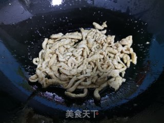 芦笋炒肉的做法步骤：2
