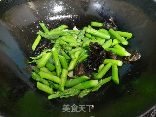 芦笋炒肉的做法步骤：3
