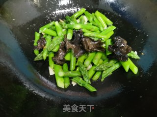 芦笋炒肉的做法步骤：4