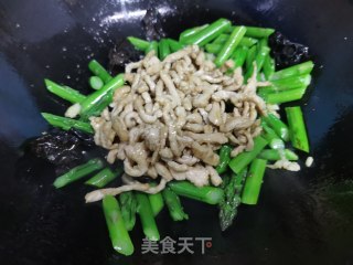 芦笋炒肉的做法步骤：5
