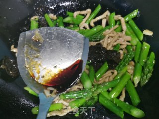 芦笋炒肉的做法步骤：6