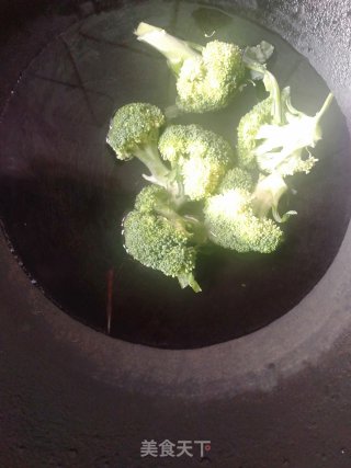 虾仁沙拉的做法步骤：1