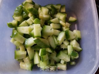 小黄瓜鸡蛋炒饭的做法步骤：1