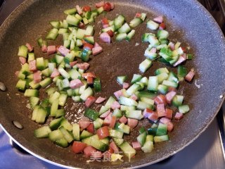 小黄瓜鸡蛋炒饭的做法步骤：4