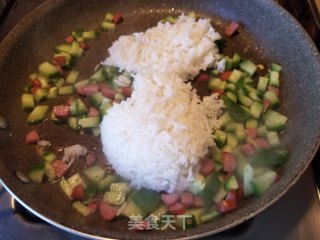 小黄瓜鸡蛋炒饭的做法步骤：5