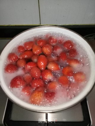 草莓罐头的做法步骤：3