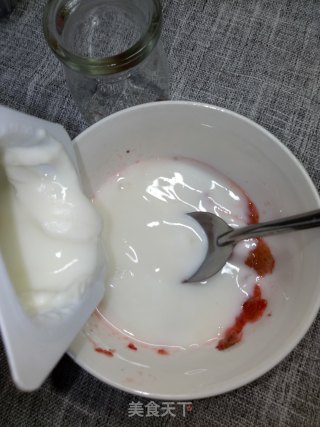 草莓酸奶的做法步骤：3