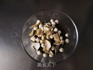 绿豆莲子百合汤的做法步骤：1