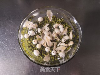 绿豆莲子百合汤的做法步骤：2