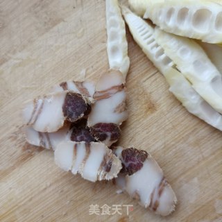 春笋腊肉焖面的做法步骤：1