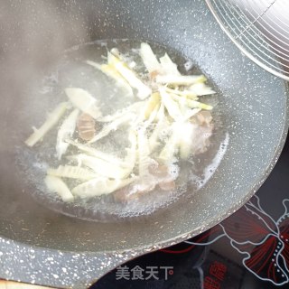 春笋腊肉焖面的做法步骤：3