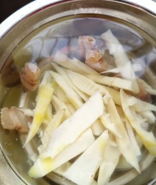 春笋腊肉焖面的做法步骤：4