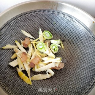 春笋腊肉焖面的做法步骤：7
