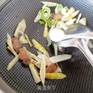 春笋腊肉焖面的做法步骤：8