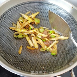春笋腊肉焖面的做法步骤：9