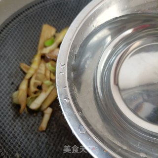 春笋腊肉焖面的做法步骤：10