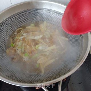 春笋腊肉焖面的做法步骤：11