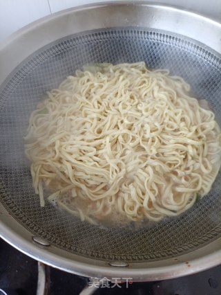 春笋腊肉焖面的做法步骤：17