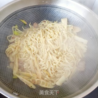 春笋腊肉焖面的做法步骤：18