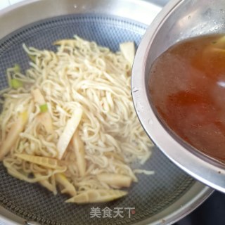 春笋腊肉焖面的做法步骤：19