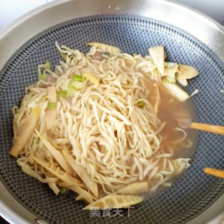春笋腊肉焖面的做法步骤：20