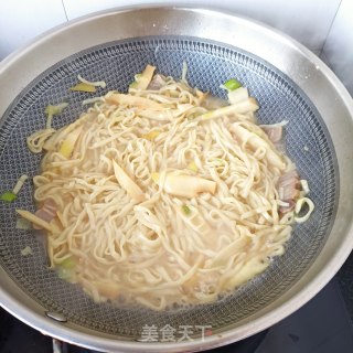 春笋腊肉焖面的做法步骤：21
