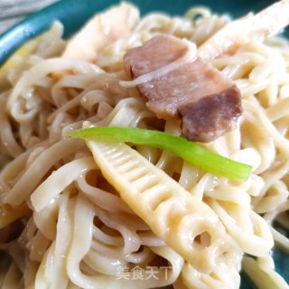 春笋腊肉焖面的做法步骤：24