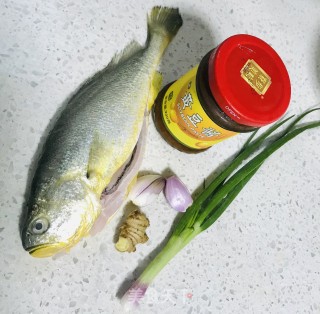 黄豆酱蒸小黄鱼的做法步骤：1