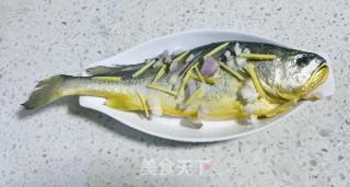 黄豆酱蒸小黄鱼的做法步骤：2