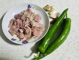 尖椒炒鱼肚的做法步骤：1