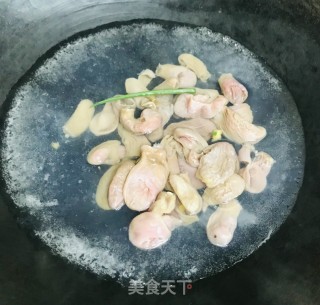 尖椒炒鱼肚的做法步骤：2