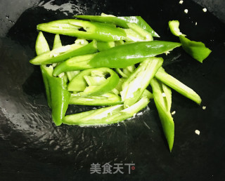 尖椒炒鱼肚的做法步骤：5