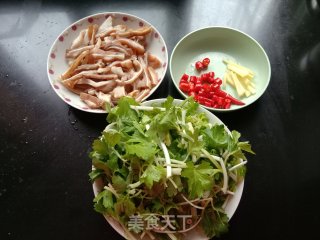 香芹炒猪耳的做法步骤：1