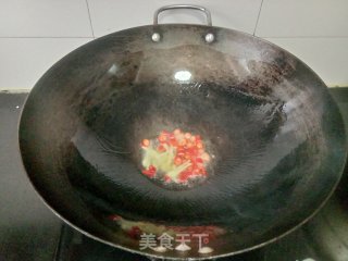 香芹炒猪耳的做法步骤：2