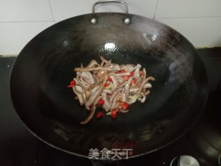 香芹炒猪耳的做法步骤：3