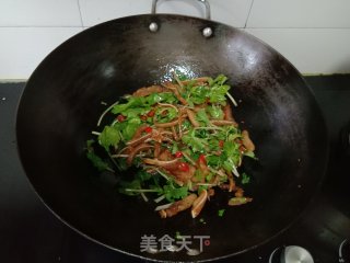 香芹炒猪耳的做法步骤：5