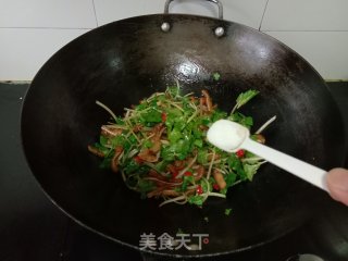 香芹炒猪耳的做法步骤：6