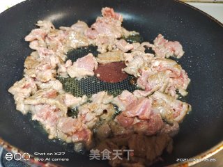 胡萝卜炒牛肉的做法步骤：2