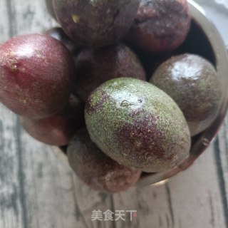 蜂蜜腌百香果的做法步骤：2
