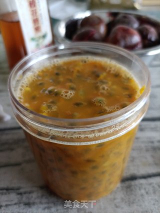 蜂蜜百香果菊花茶的做法步骤：2