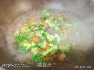 胡萝卜西蓝花炒饭的做法步骤：1